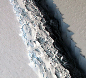南极最大冰架出现巨型裂口 宽90米长达113公里