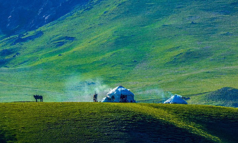 这里是新疆|光与影下的乌孙山，美得不可方物
