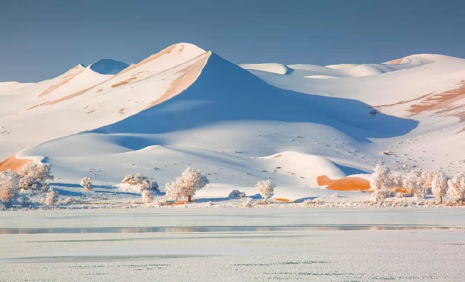 罕见塔克拉玛干沙漠雪来了！这20张神仙壁纸，张张绝美 !